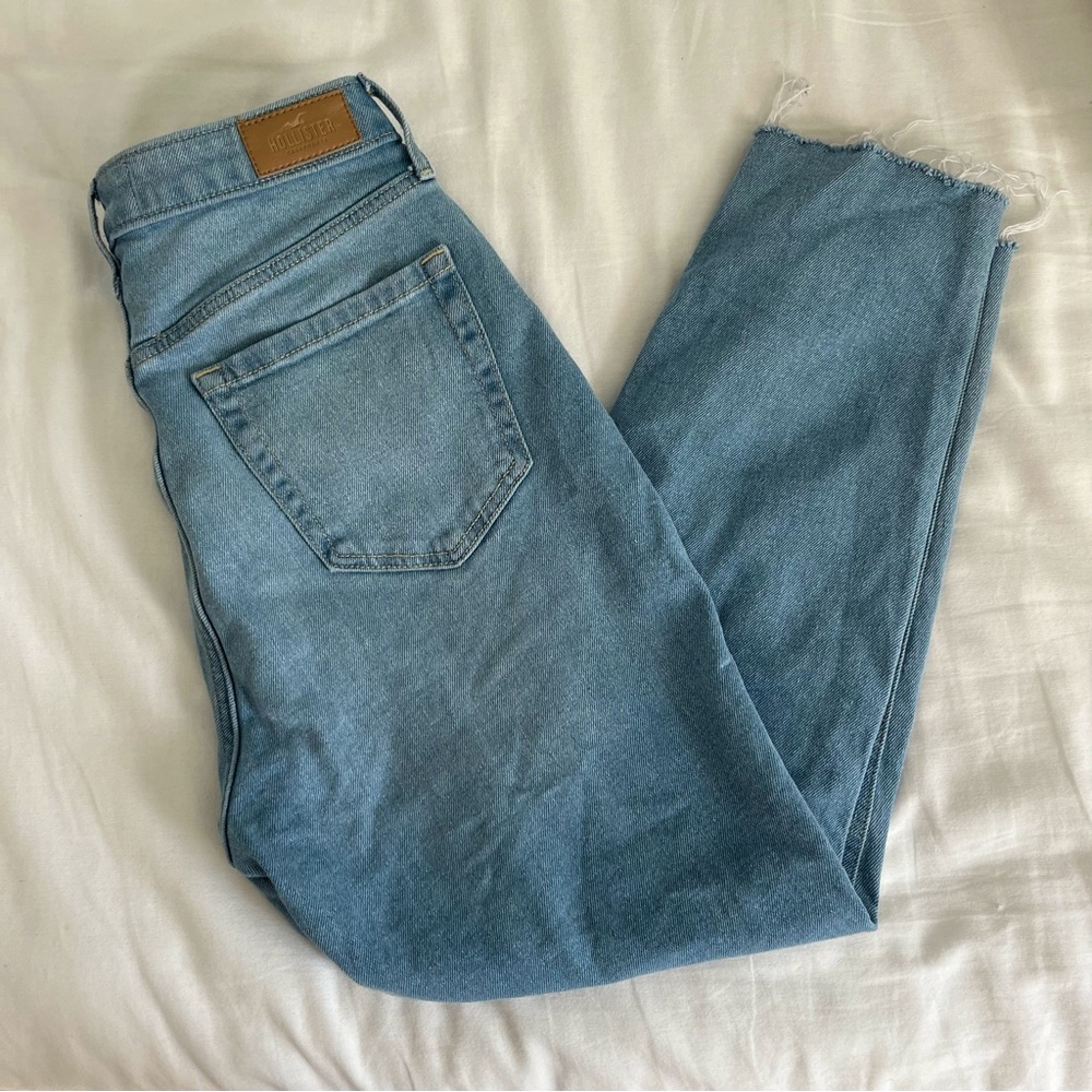 Hollister Light Wash High Waisted Cropped Mom Jeans